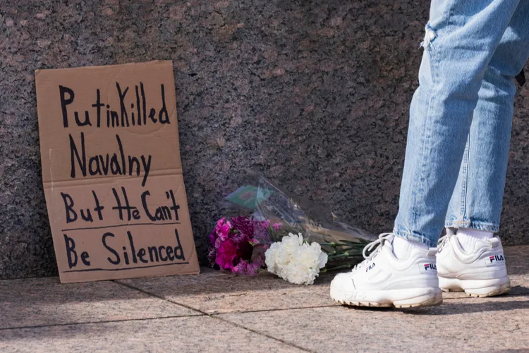 民眾16日在俄羅斯駐華府大使館外放置鮮花以及字牌，控訴普丁謀殺納瓦尼。美聯社