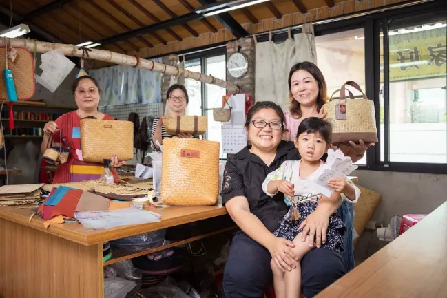 社區媽媽們是催生藺草工坊商品的主力，注入在地工藝的內涵，巧手製作許多設計包款。勞發署提供