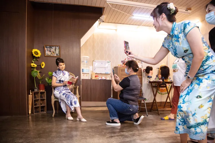 彰化食覽文旅的旗袍，讓遊客穿越時空，回到過去。勞發署提供