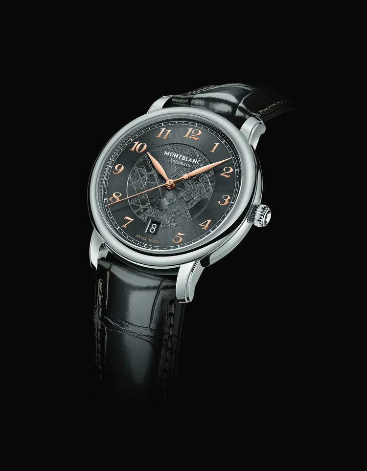 萬寶龍明星傳承系列腕錶限量款1786日期顯示自動腕錶，39mm，拋光處理精鋼錶殼，霧岩灰錶面，灰色Sfumato鱷魚皮紋小牛皮錶帶，MB 24.17自動上鍊機械機芯，動力儲存38小時，防水深度50米，7萬3700元。品牌提供