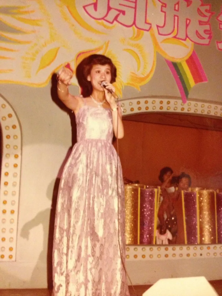 龍千玉16歲時首次上電視，參加鳳飛飛主持的中視綜藝節目《你愛週末》。豪記唱片提供
