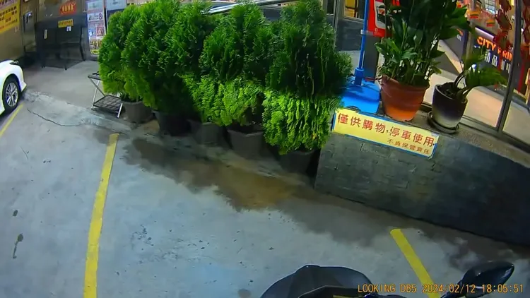 騎士認為，超商未限制停車的車種。翻攝「社會事新聞影音」