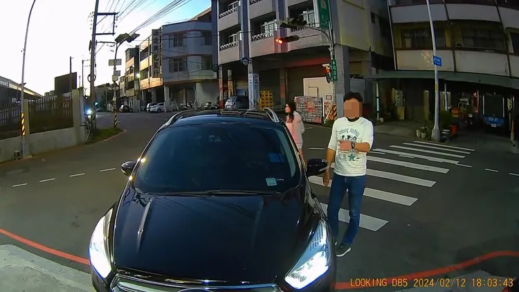 汽車駕駛不移車，要機車騎士等親友買完東西再走。翻攝「社會事新聞影音」