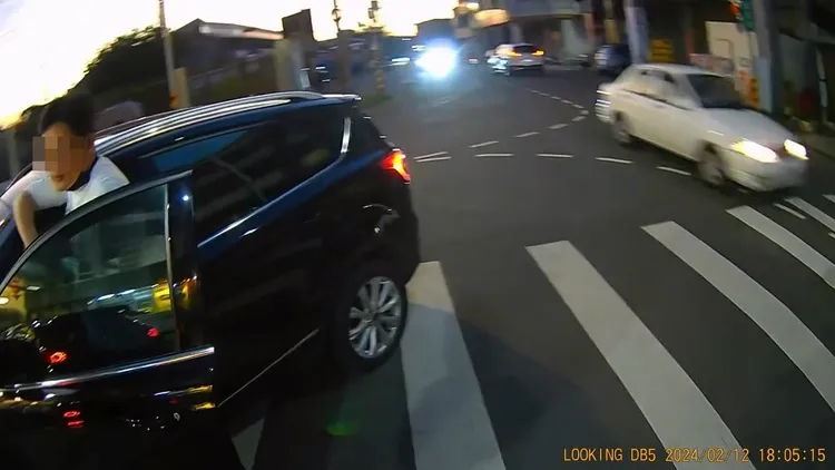 汽車停在行人穿越道上。翻攝「社會事新聞影音」