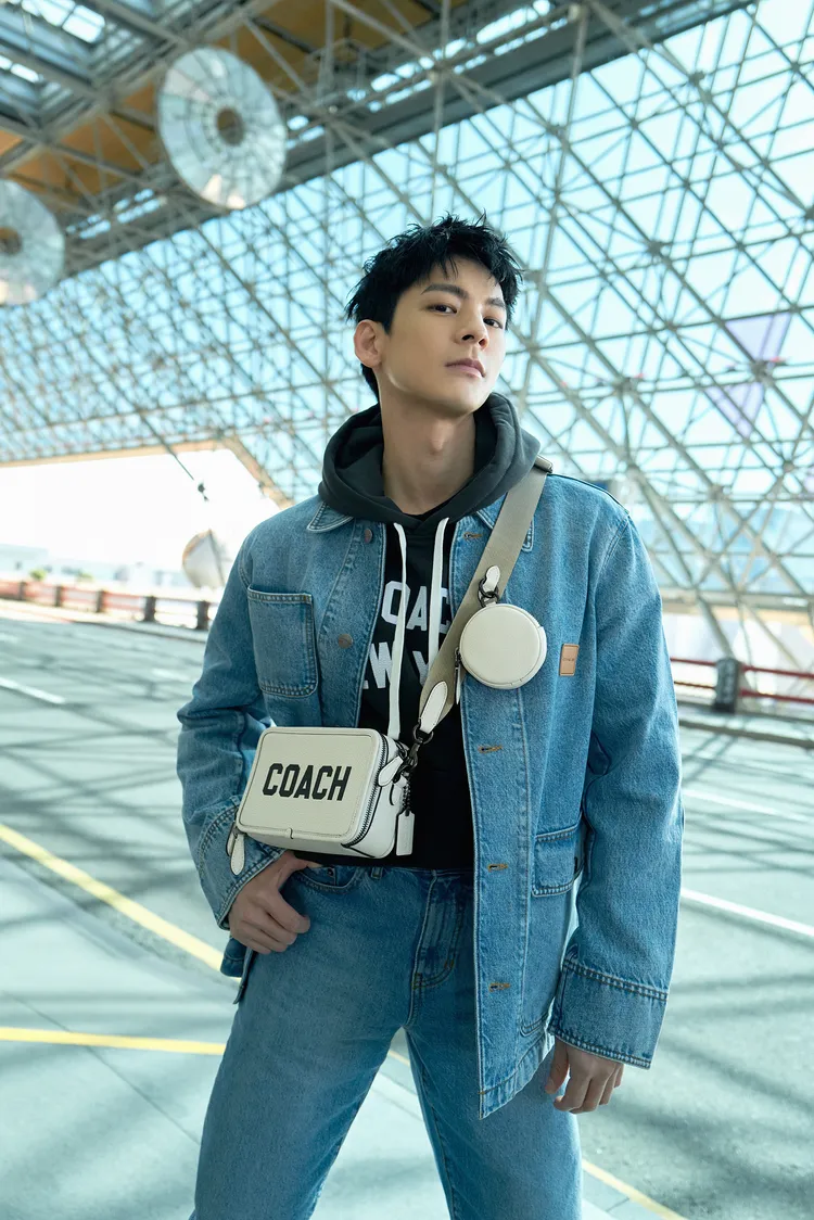 酷跩表情與牛仔單品也很搭。品牌提供