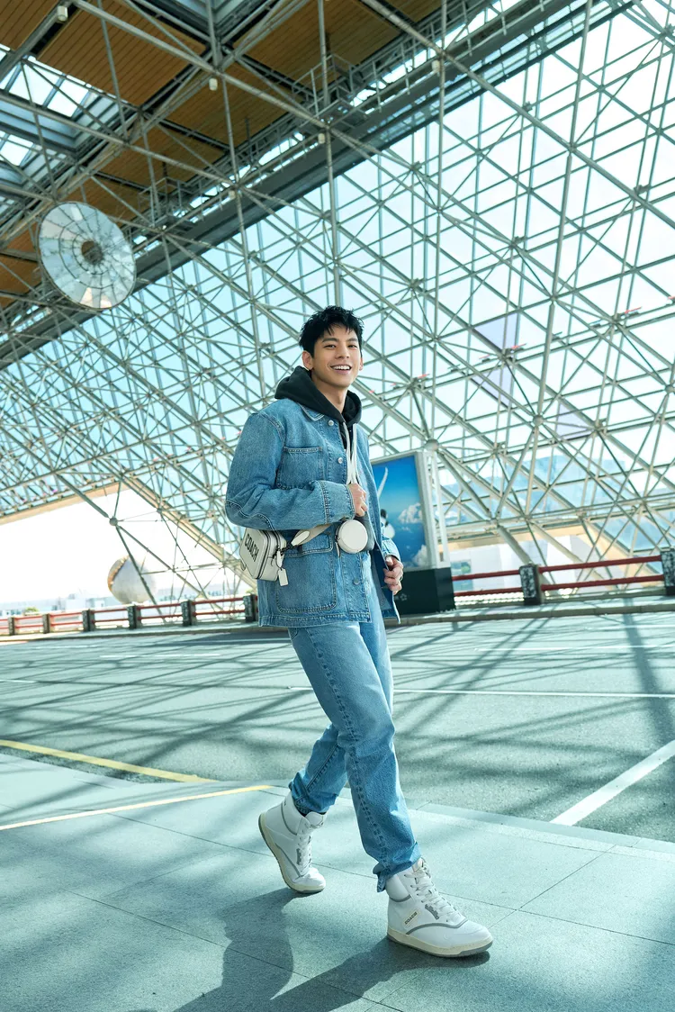 林柏宏換上全身牛仔單品露出燦爛笑容。品牌提供