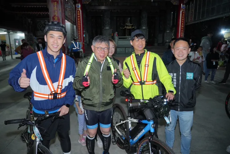 柯文哲要陳世軒、陳宥丞不准落跑。民眾黨提供