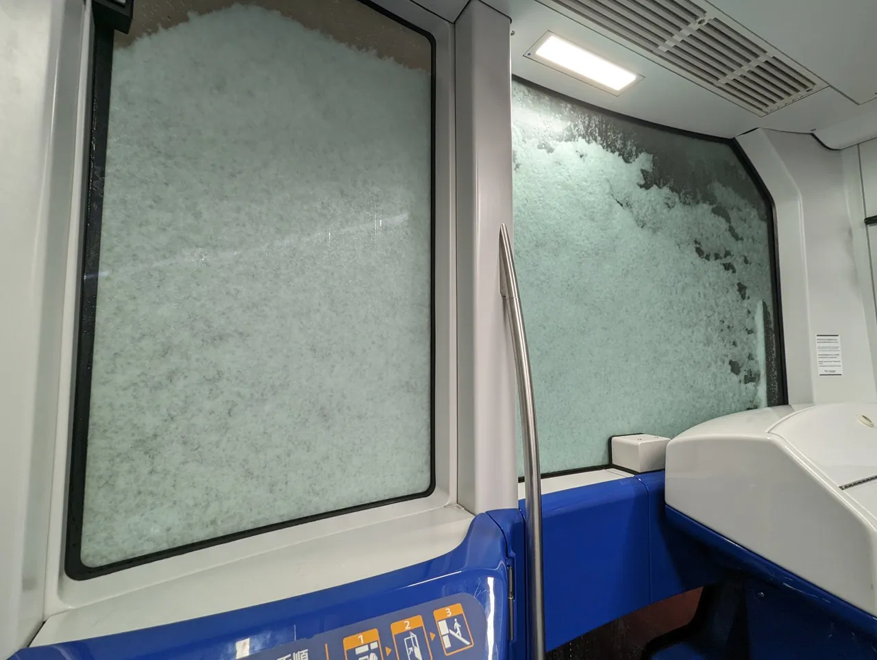 百合海鷗號最前面的擋風玻璃全是積雪。翻攝X