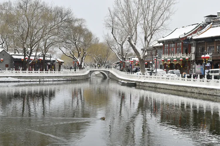 降雪後的北京什剎海景區。新華社