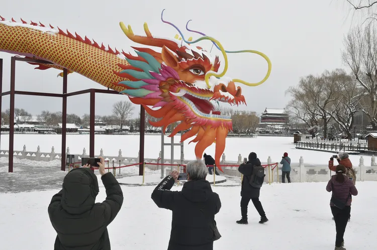 降雪後的北京什剎海景區。新華社