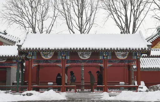 北京降龙年初雪 4.5万人次忙扫雪铲冰、班机取消97架次