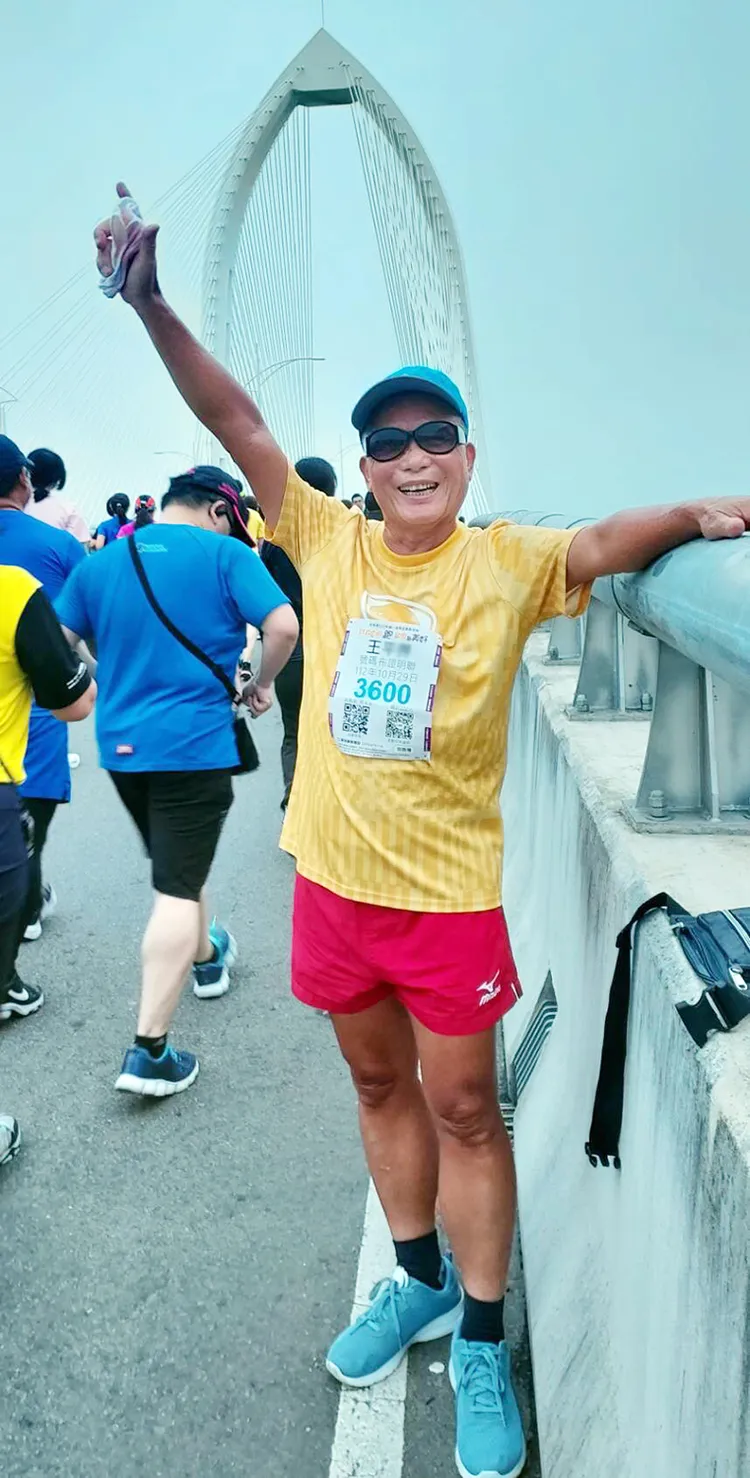 王先生人生近三分之一與肝炎及肝癌對抗，終在72歲一圓半馬夢。院方提供