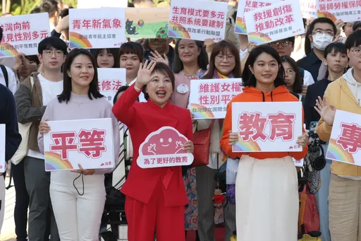 范雲大紅套裝走紅毯 率18民團代表「繼續為多元而戰」
