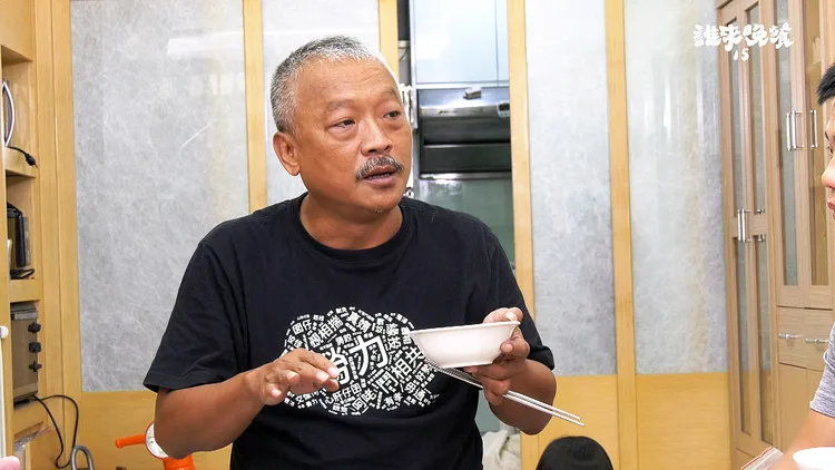 謝銘祐分享小時候遇政府推行國語文運動被掛牌子的經歷。公視提供