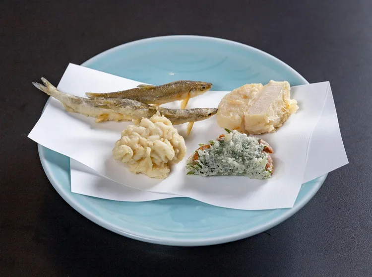 大倉久和大飯店 山里日本料理餐廳天婦羅區：干貝300元(右上)、海膽400元(右下)、鱈魚白子250元(左下)、西太公魚250元(左上)。業者提供