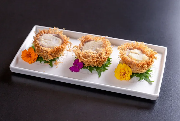 大倉久和大飯店 桃花林中國料理餐廳 蜂巢荔茸北海道干貝(每份三件) 1050元。業者提供