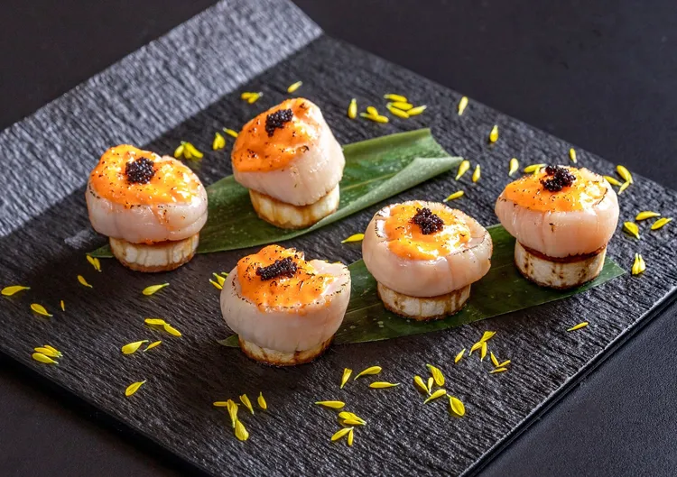 桃花林中國料理餐廳 蒜香焗北海道干貝(每份五件) 1600元。業者提供