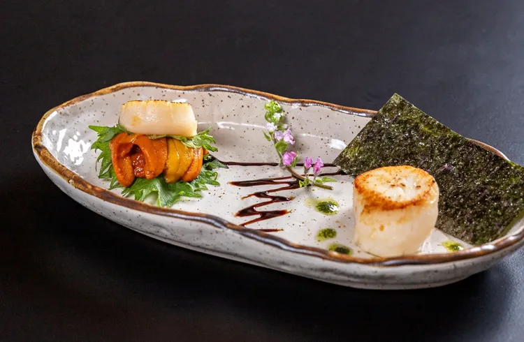 大倉久和大飯店 山里日本料理餐廳海苔干貝卷(右)一份300元；干貝海膽紫蘇卷(左)一份700元。業者提供