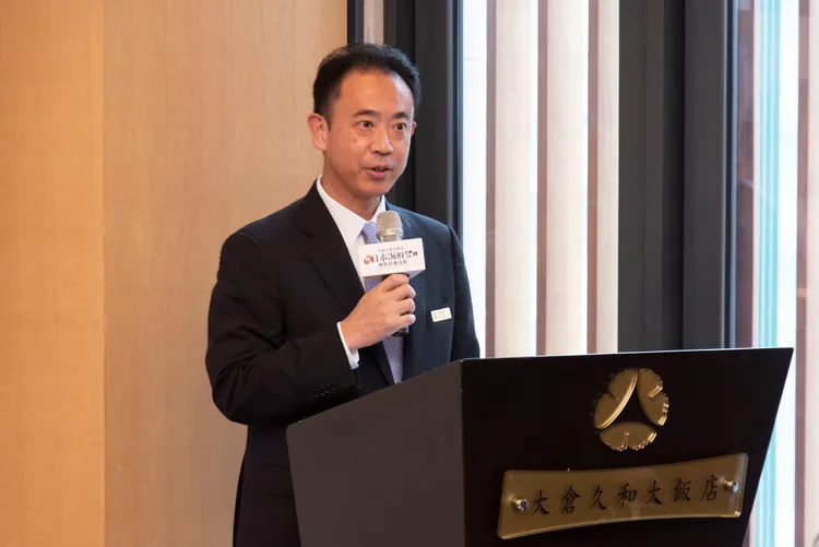 大倉久和大飯店總經理小田文雄媒體發布會上致詞。業者提供