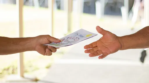 《海角七號》日本版! 派送員把「900公斤傳單」全扔進海裡