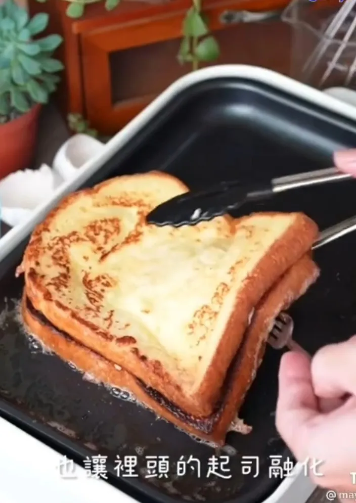 起司吐司準備食材：雞蛋、鮮奶、糖、起司、奶油、吐司。TikTok@maysun_boy 提供