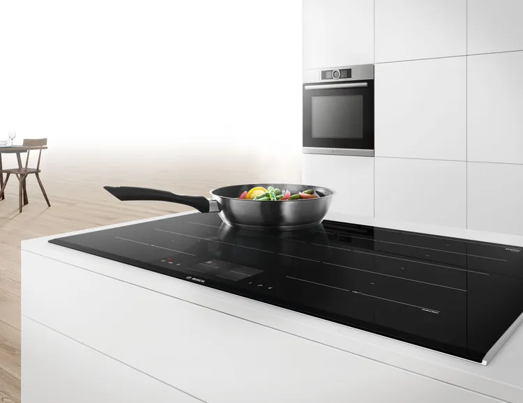 BOSCH Flex IH智慧感應爐(PXY875KW1E)，透過「17段火力控制」精準控溫，便能烹煮出魚肉完美金黃色澤。業者提供