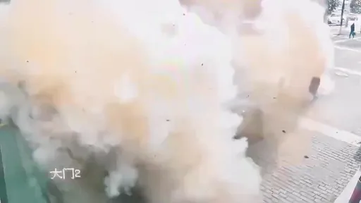 影片曝光｜鞭炮扔人孔蓋「引發8連爆」　屁孩被炸飛倒地不起