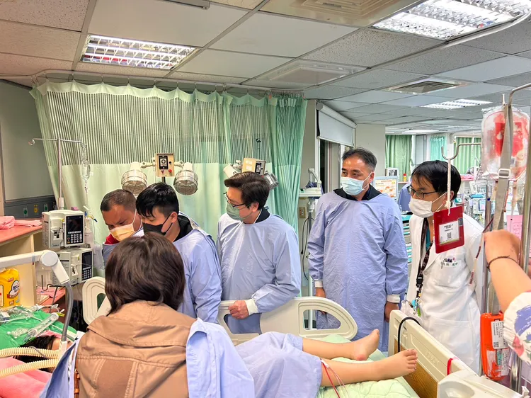 教育部人員到彰化秀傳醫提探視陳姓姊姊。秀傳提供
