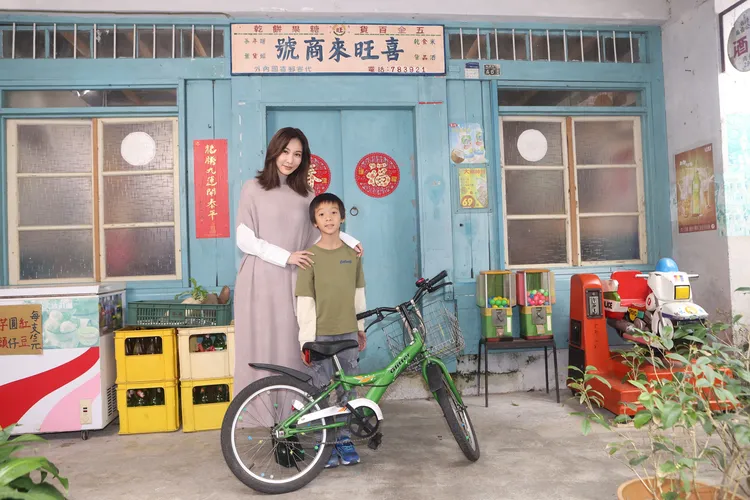 客串演出樂媽一角的曾莞婷（左）與飾演兒子阿樂的鄒暟澐。公視提供