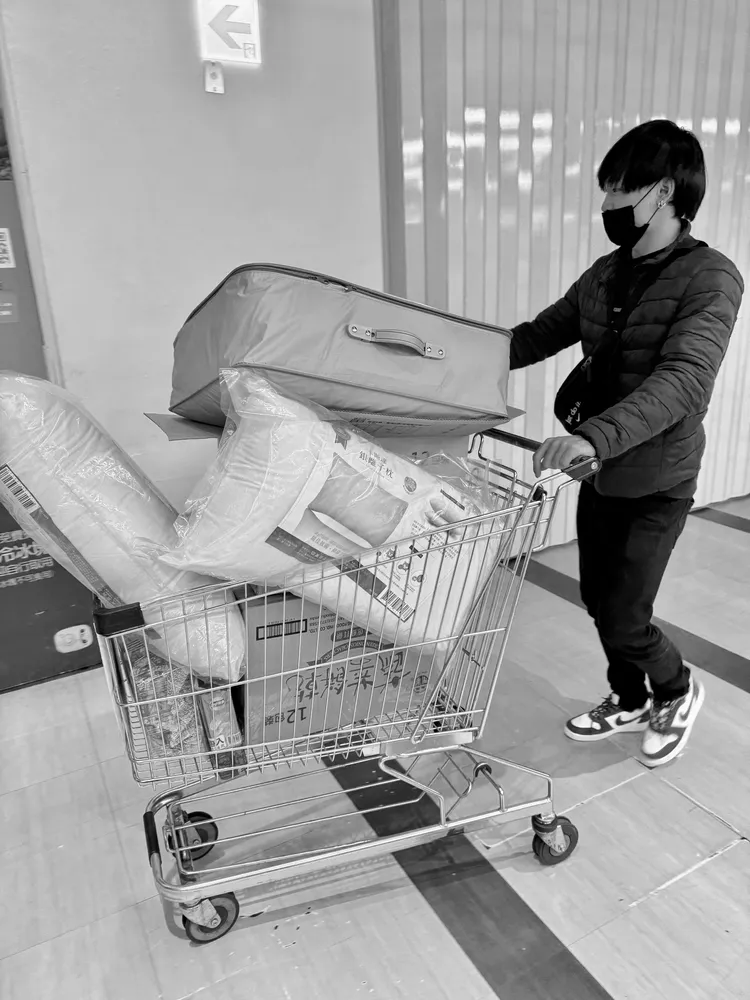 曹西平進駐故鄉台中，員工協助他採買日用品。翻攝自曹西平臉書