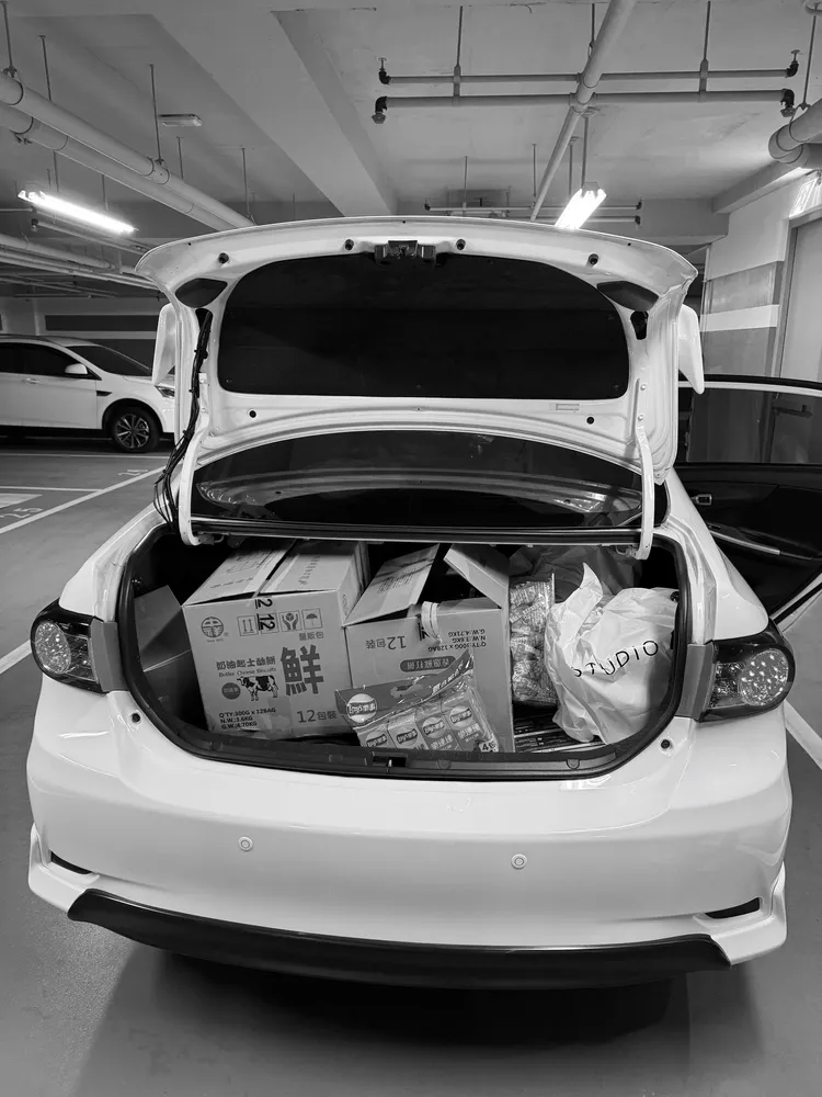 採買的商品塞滿後車廂。翻攝自曹西平臉書