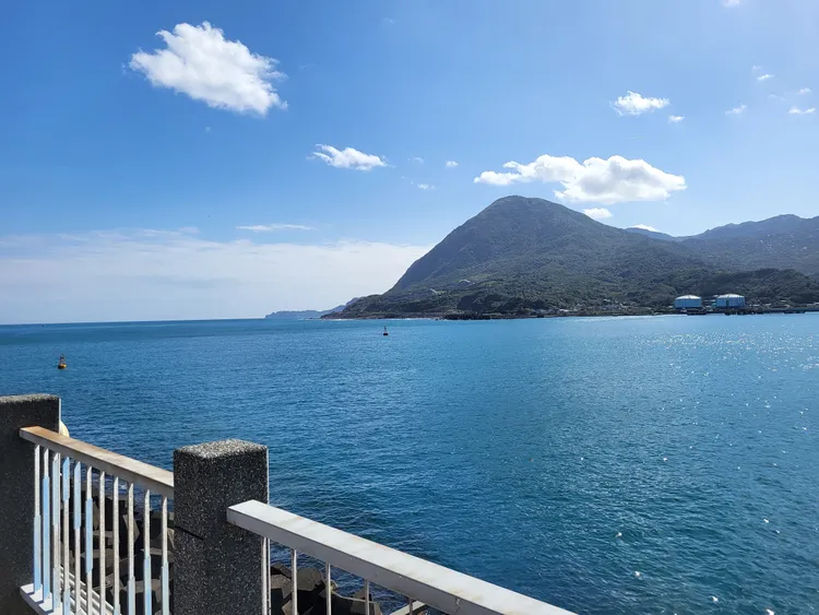 從海天步道望向深澳灣。漁業處提供