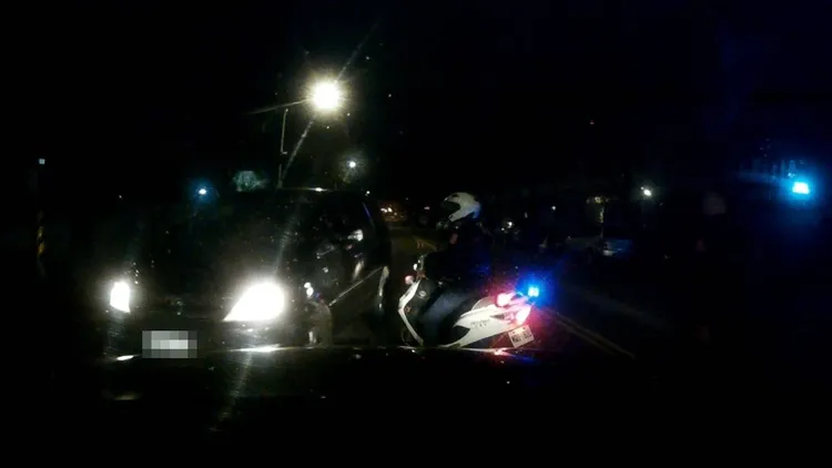 警員追捕。桃園警分局提供