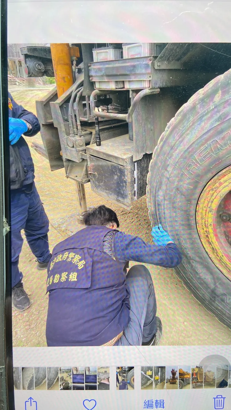 警方對車輪進行採證。讀者提供