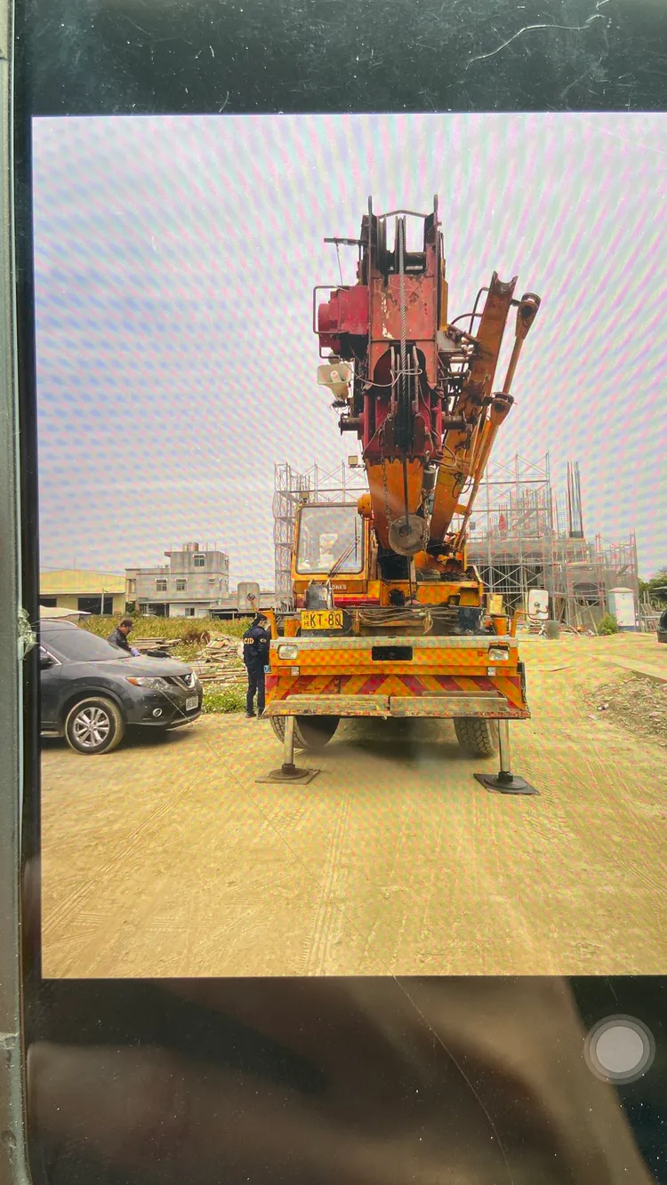 警方循線至工地找到肇事的大型吊車。讀者提供