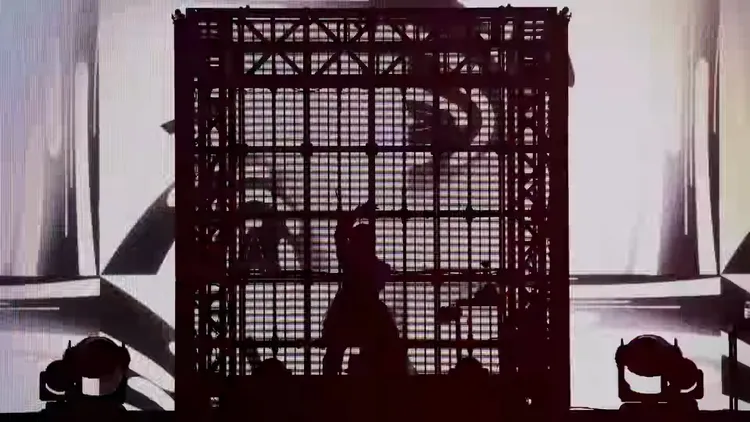 Ado如同在日本演出，照慣例在「Ado Box」鐵籠飆唱。翻攝YouTube