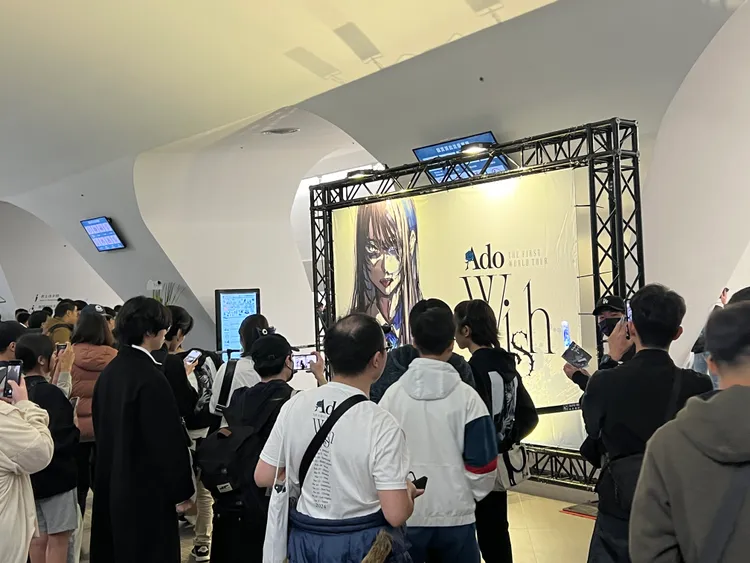 不少粉絲意猶未盡，結束後還留下來與Ado的背板合照。陳薇安攝
