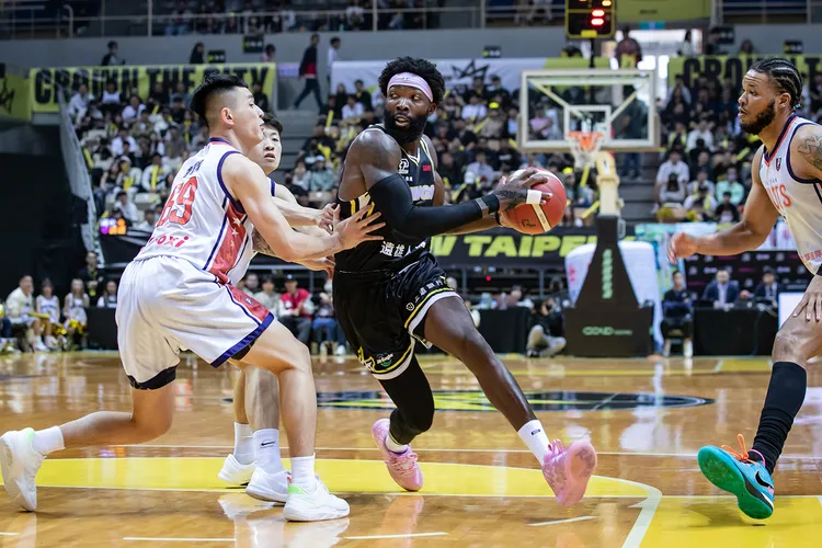 曼尼高(中)創下聯盟17次助攻紀錄。PLG