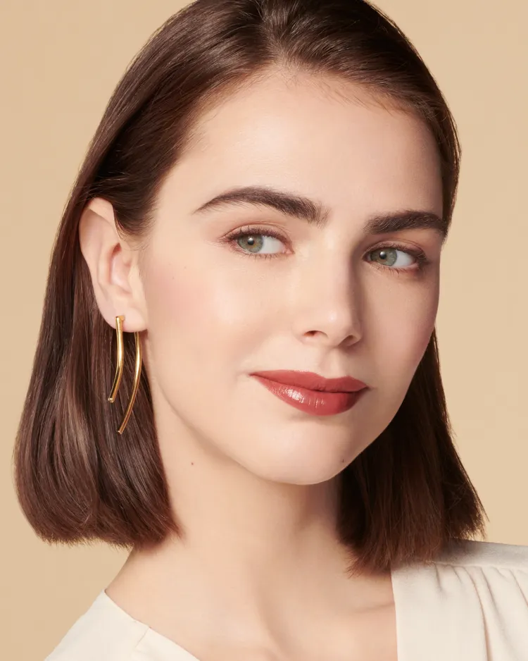 Model疊搽肌膚之鑰星鑽光采單色眼影#101、#103。品牌提供