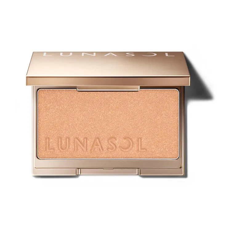 LUNASOL晶巧柔膚修容餅    （霓晶）#04，1270元。品牌提供
