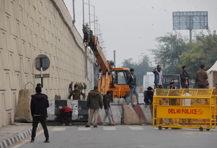 新德里警方加緊封路。路透社