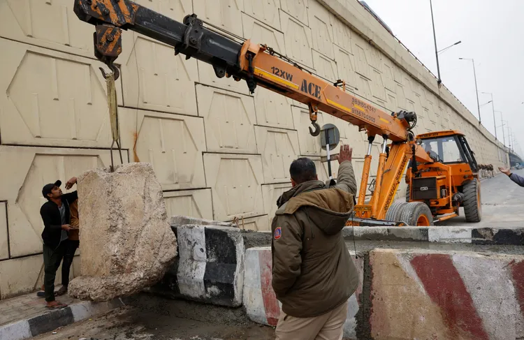 新德里警方加緊封路。路透社