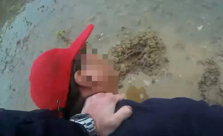 警員壓制竊賊。大園警分局提供