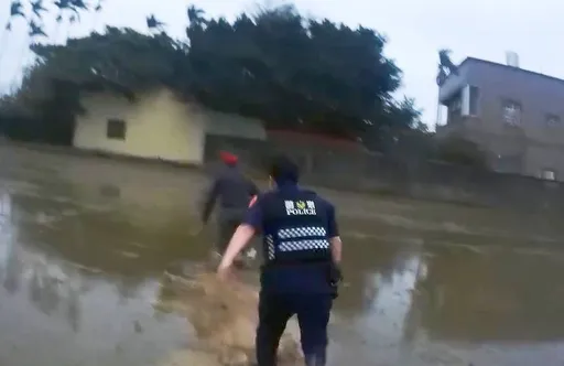 偷車賊撞傷騎士還肇逃 大園警奮勇追逐!水田中壓制逮捕