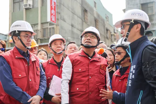侯友宜上午再赴三重建案現場 強調整棟大樓安全才讓住戶返家