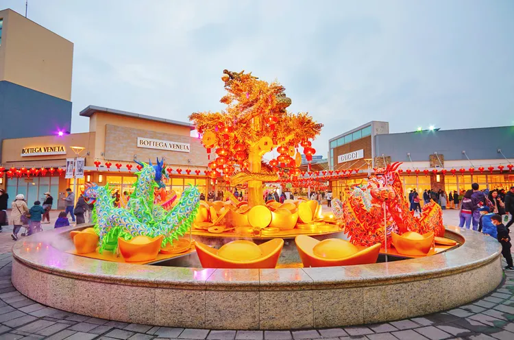 「祥龍聚寶發財樹」座落在二期噴水池中央。業者提供