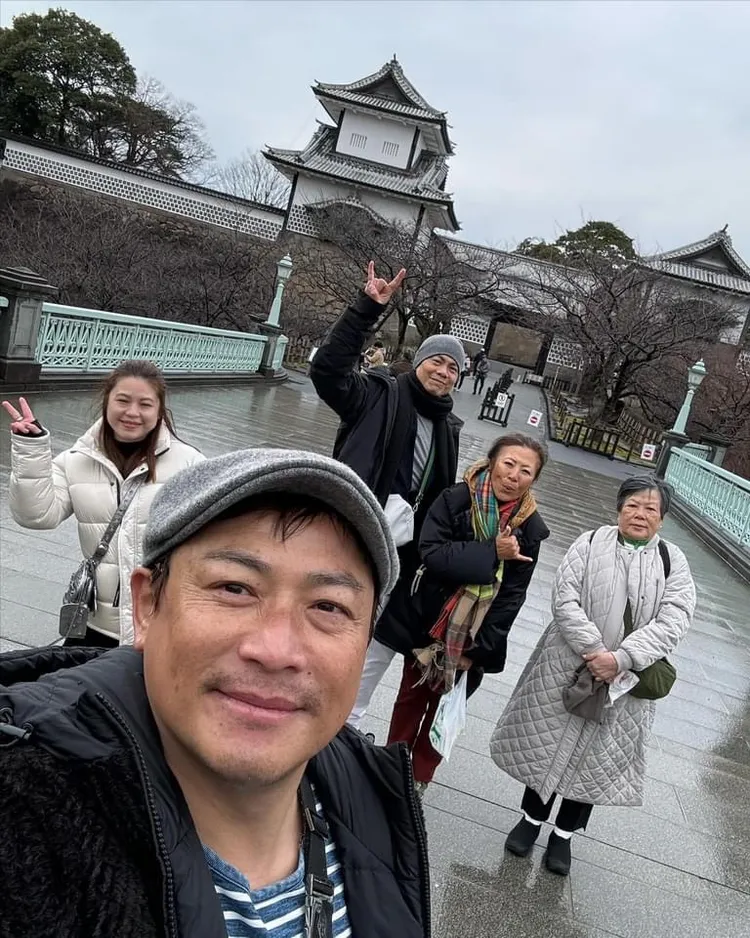 江宏恩（前）這張家族旅遊照被外界認為沒有Pam出現。翻攝江宏恩臉書