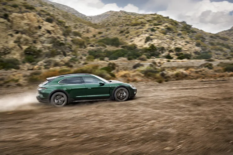 全新小改款Taycan所有車型都標配主動式氣壓懸載系統，四輪驅動車型還可以選配保時捷主動車高控制系統。原廠照片