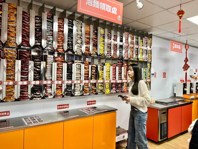 女兒跑去24小時自助泡麵店體驗潮流。翻攝Ivy與國華的生活分享臉書