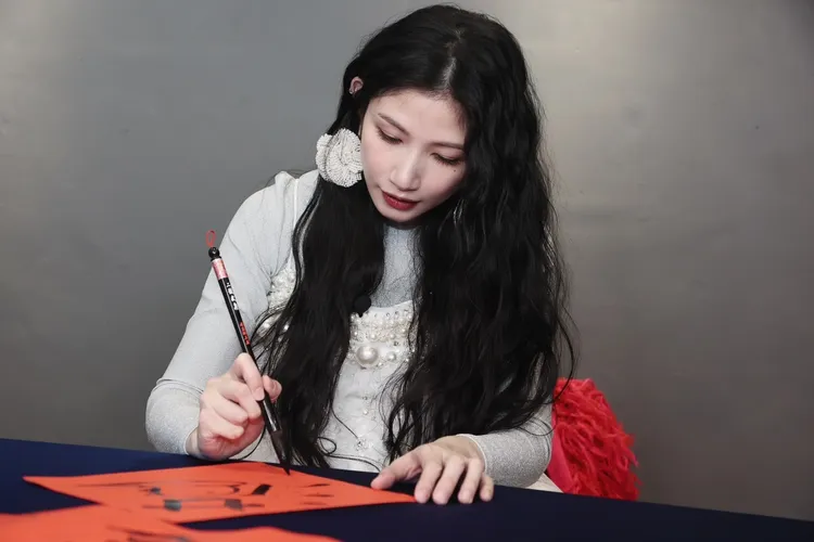 李千娜一臉認真寫下充滿童趣的春聯。彭欣偉攝